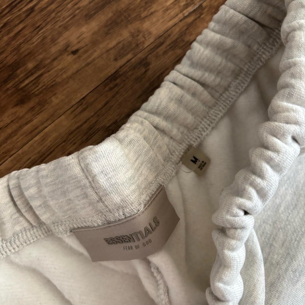 NWT Medium FOG Essentials Sweatpants - Picture 2 of 4